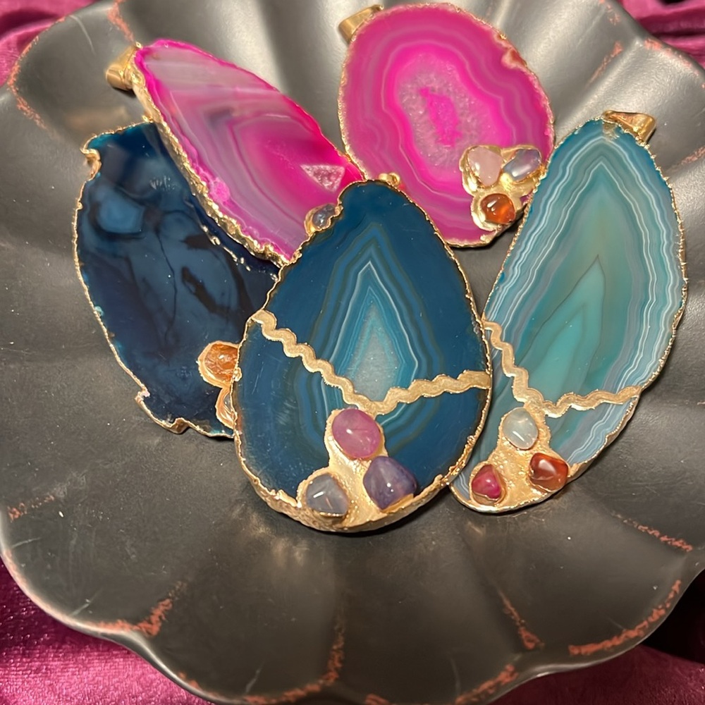 Agate Geode Slice Pendant gilded with gold plating and three gemstones.